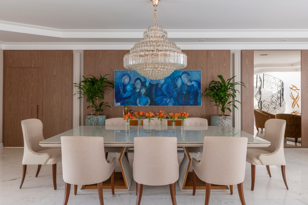 Casa área social moderna toques clássicos decoração Barbara Kahhale alphaville sala jantar mesa cadeira quadro lustre cristal