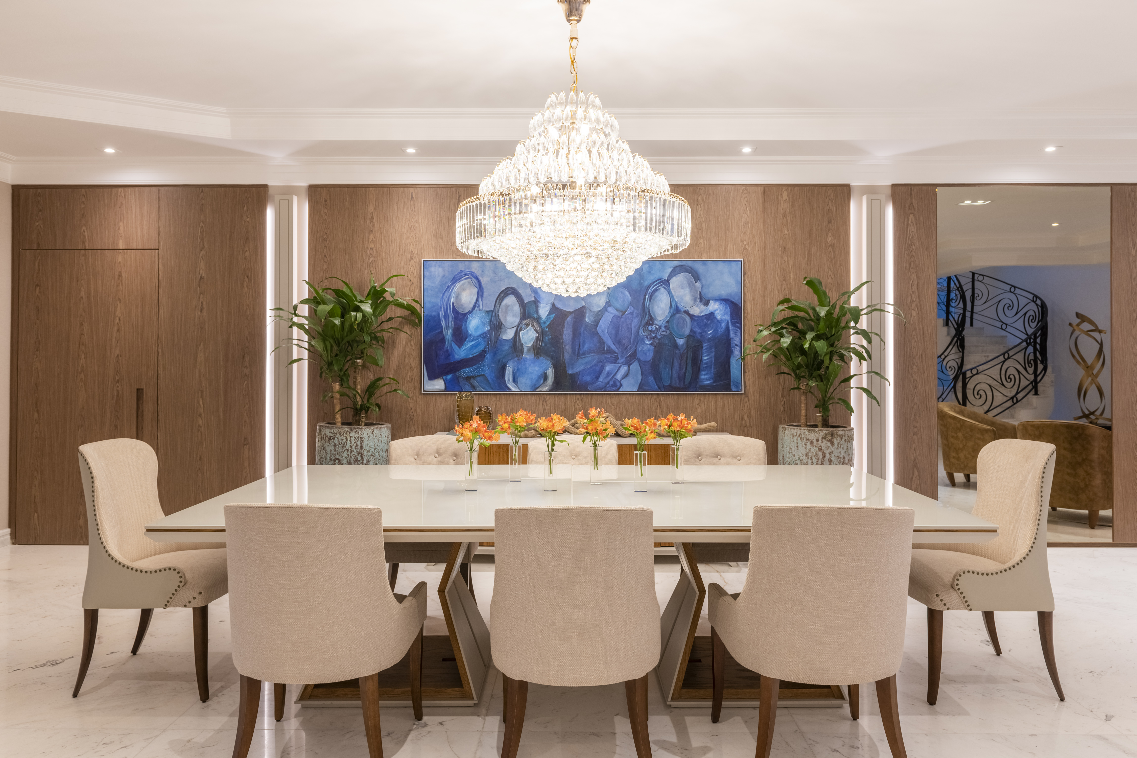 Casa área social moderna toques clássicos decoração Barbara Kahhale alphaville sala jantar mesa cadeira quadro lustre cristal