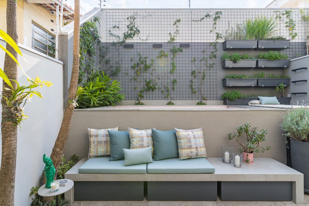Casa lounge externo Bia Hajnal área externa jardim vertical plantas piscina plantas trepadeira sofa