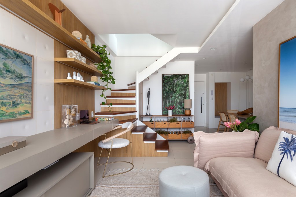 Sala de estar; escada; carrinho de chá; bancada; home office; tapete; sofá rosa
