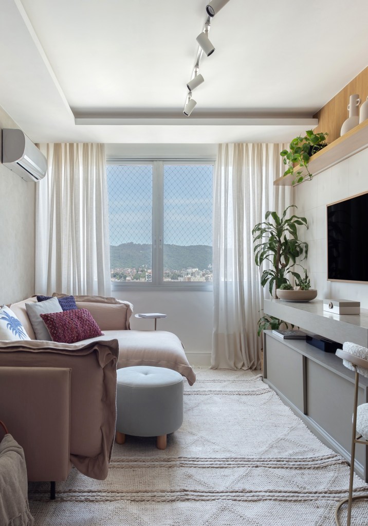Sala de estar; sala de tv; sofá; bancada; tapete; janela; vista para mar