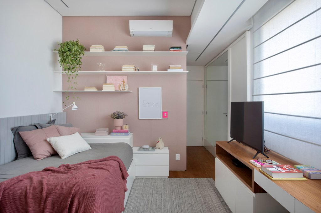 Quarto; quarto rosa; parede rosa; prateleiras brancas;