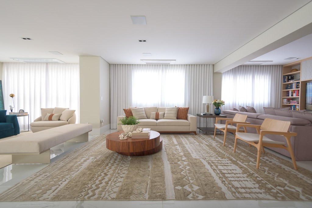 Sala de estar; tapete; mesa de centro de madeira; sofá claro; cortina
