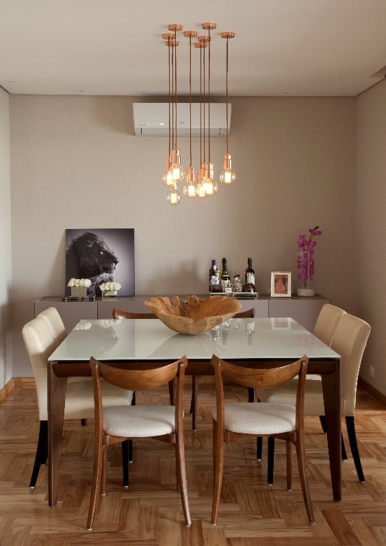 Sala de jantar; mesa com tampo de vidro; luminária pendente