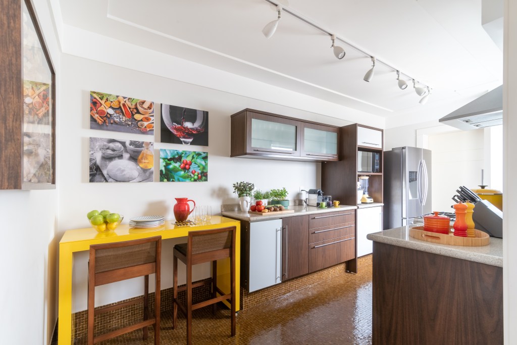 Cozinha; reforma de cozinha; cozinha estreita; aparador amarelo; mesa amarela; quadro; iluminacao de spot
