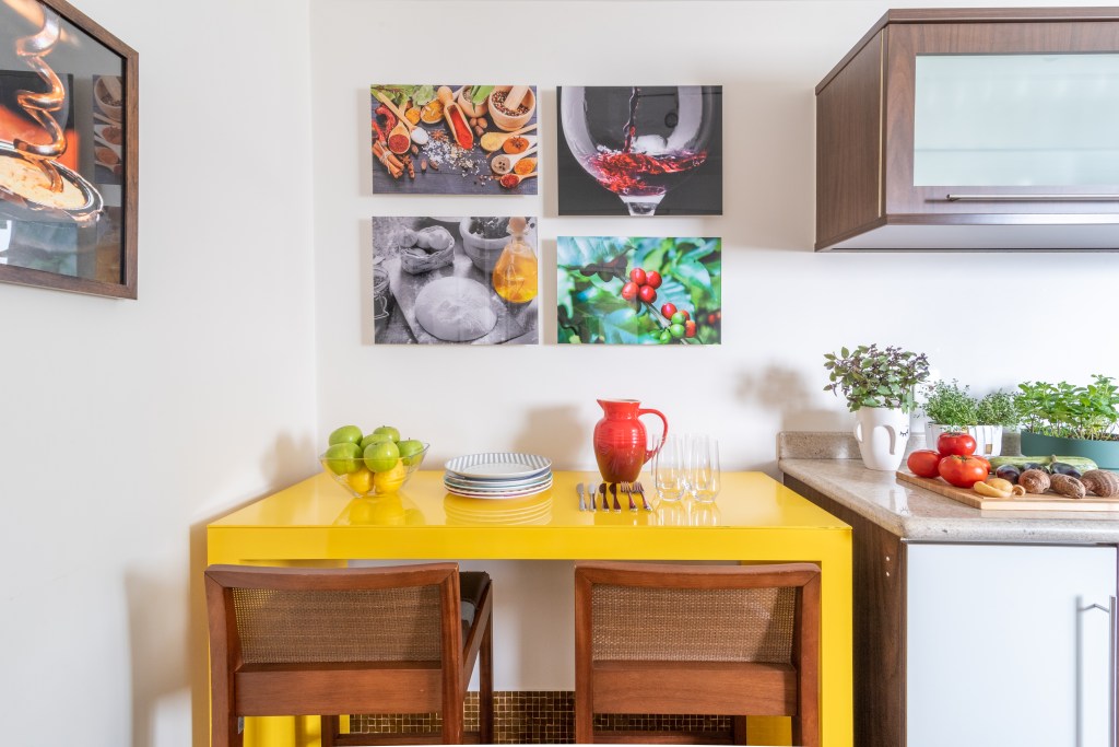 Cozinha; reforma de cozinha; cozinha estreita; mesa amarela; aparador amarelo; cadeira; quadro