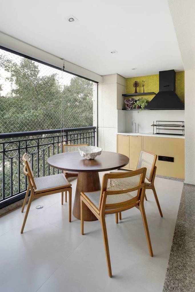 decoracao-varanda-apartamento-gourmet-pequena-jardim-landhi-vanessa-coelho Varanda; varanda pequena; varanda de apartamento; área gourmet; mesa redonda; churrasqueira
