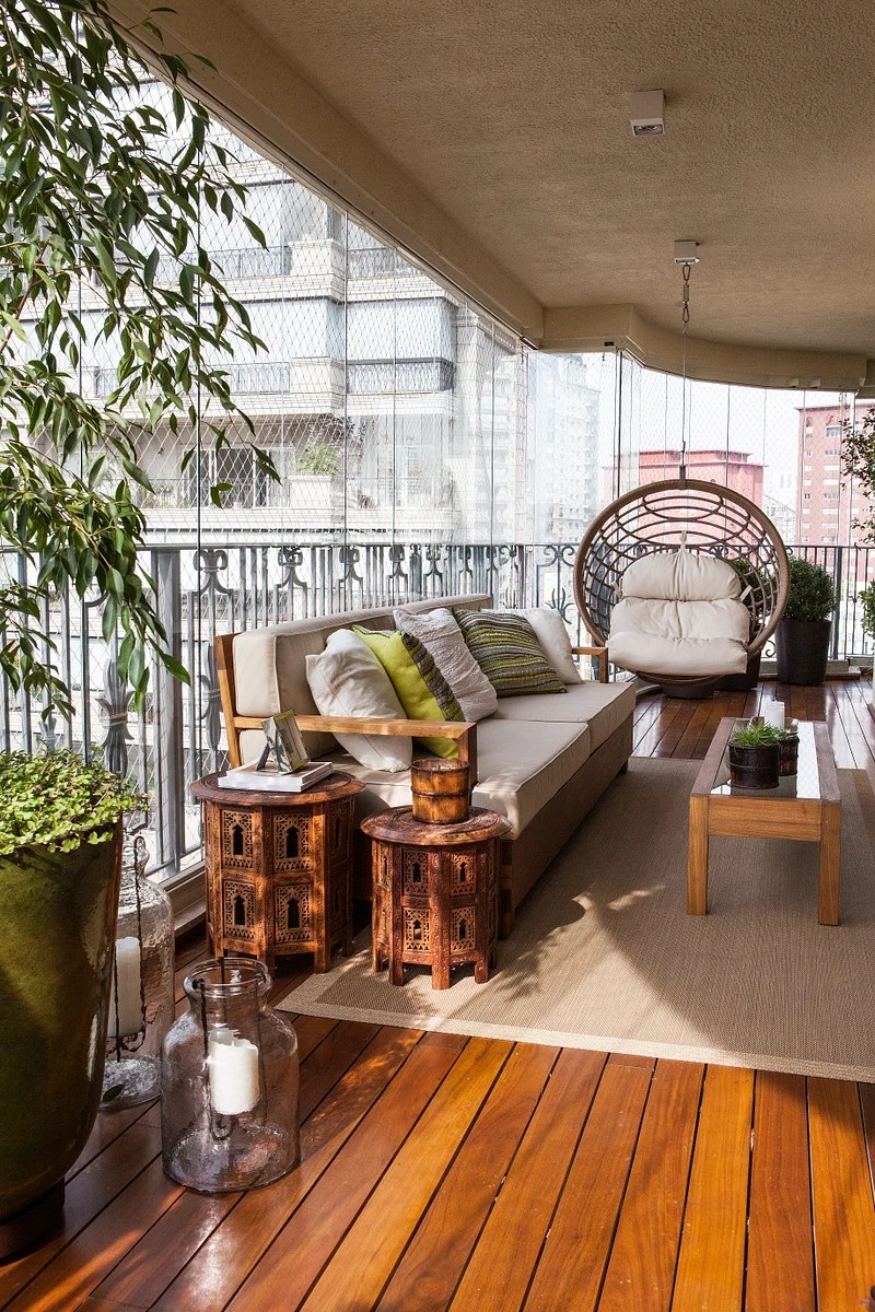 Varanda; varanda pequena; varanda de apartamento; piso de madeira; sofá claro; plantas; balanço