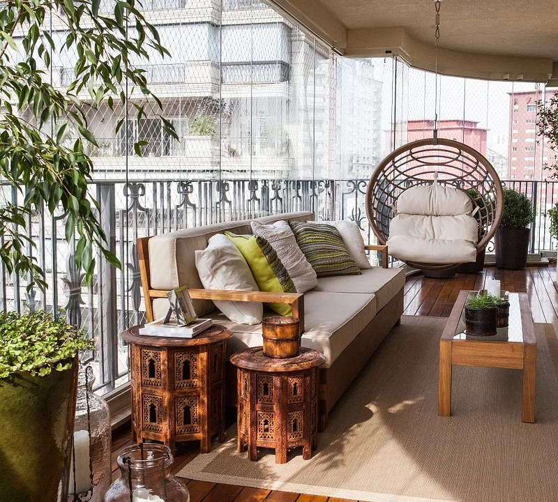 Varanda; varanda pequena; varanda de apartamento; piso de madeira; sofá claro; plantas; balanço
