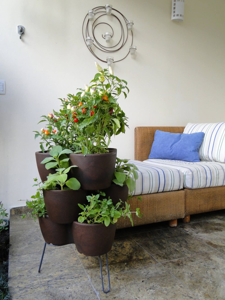 Jardim; plantas; apartamento pequeno; sofá; vasos no chão