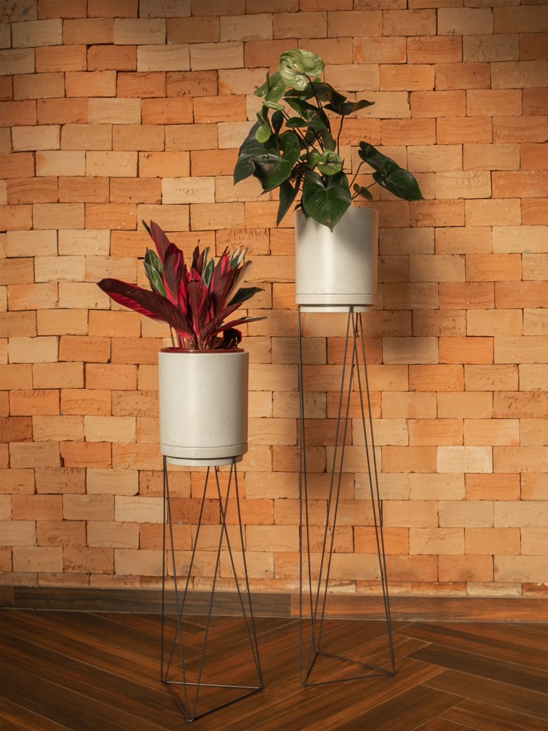 Jardim; plantas; apartamento pequeno; parede de tijolinhos; vaso em suporte
