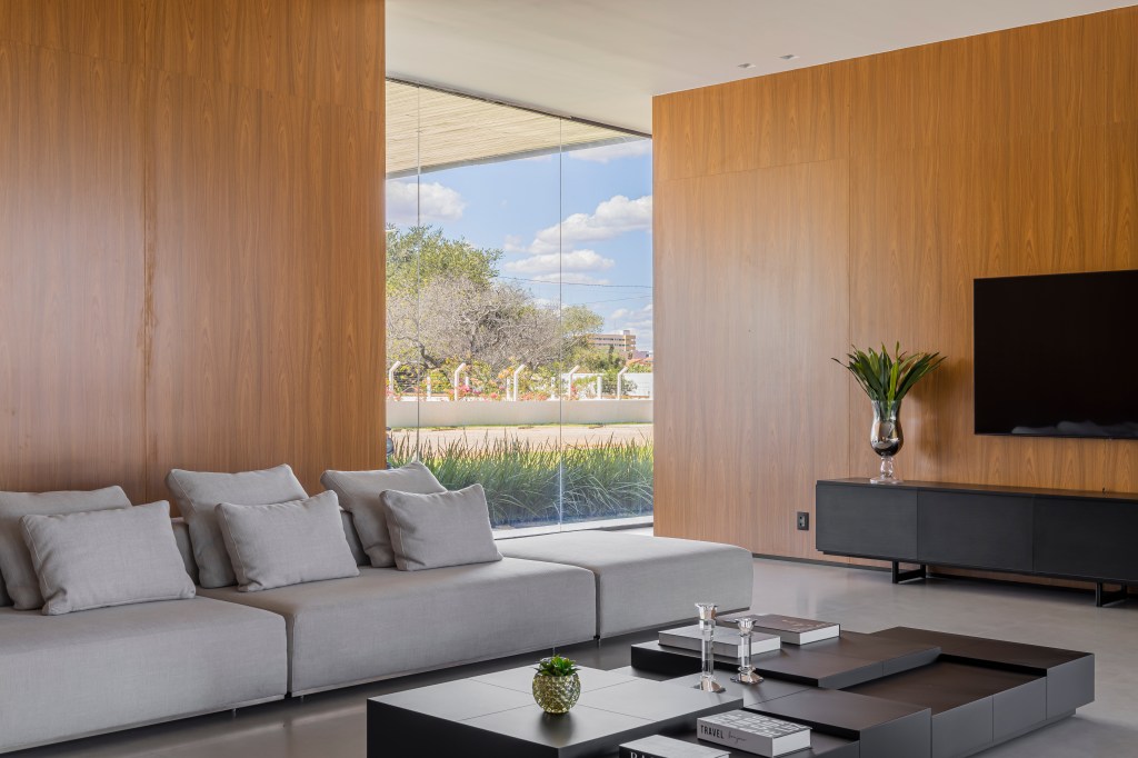 Sala de estar; sala minimalista; esquadria de vidro; mesa de centro