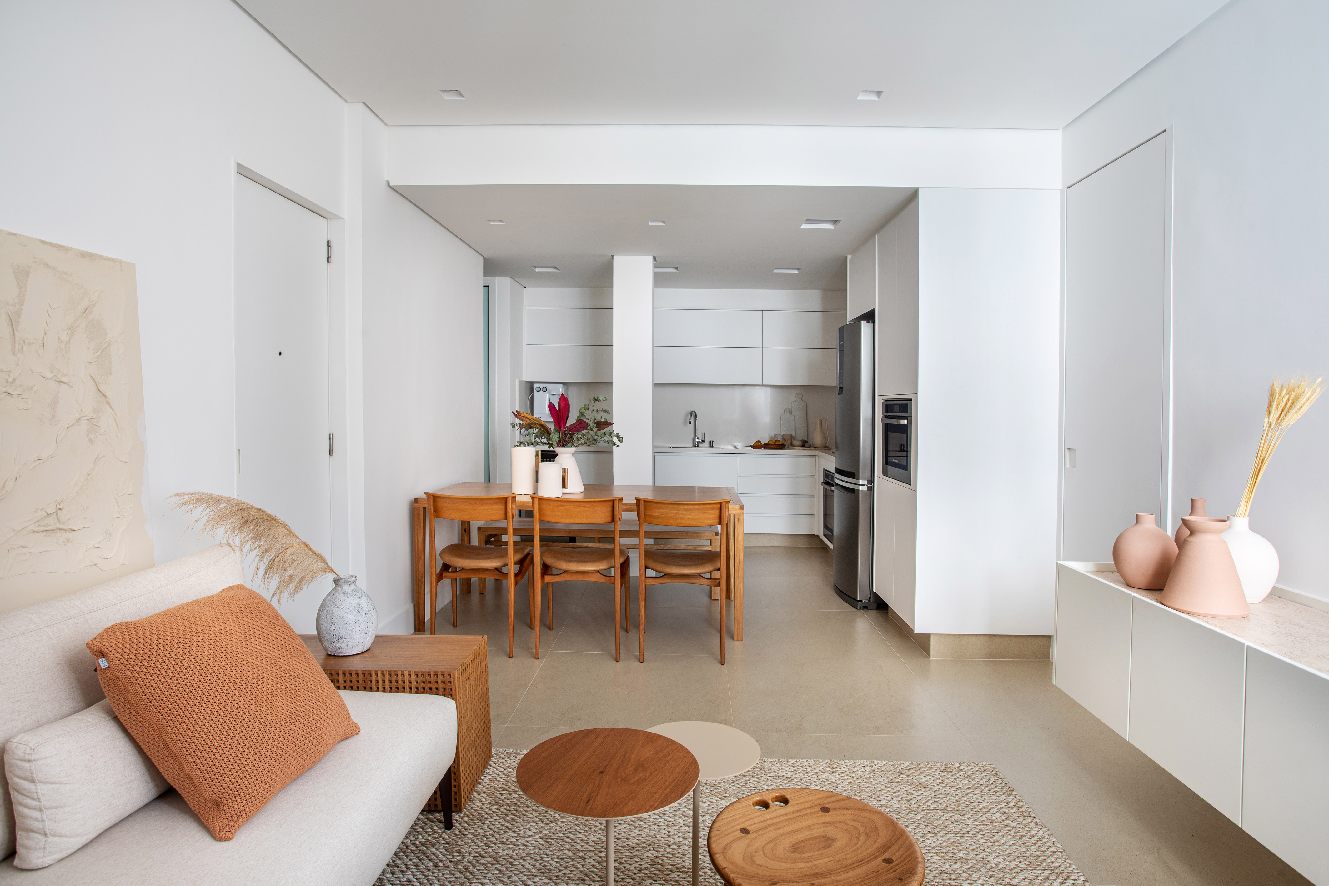 Essencial e minimalista: apê de 80m² ganha cozinha americana e home office