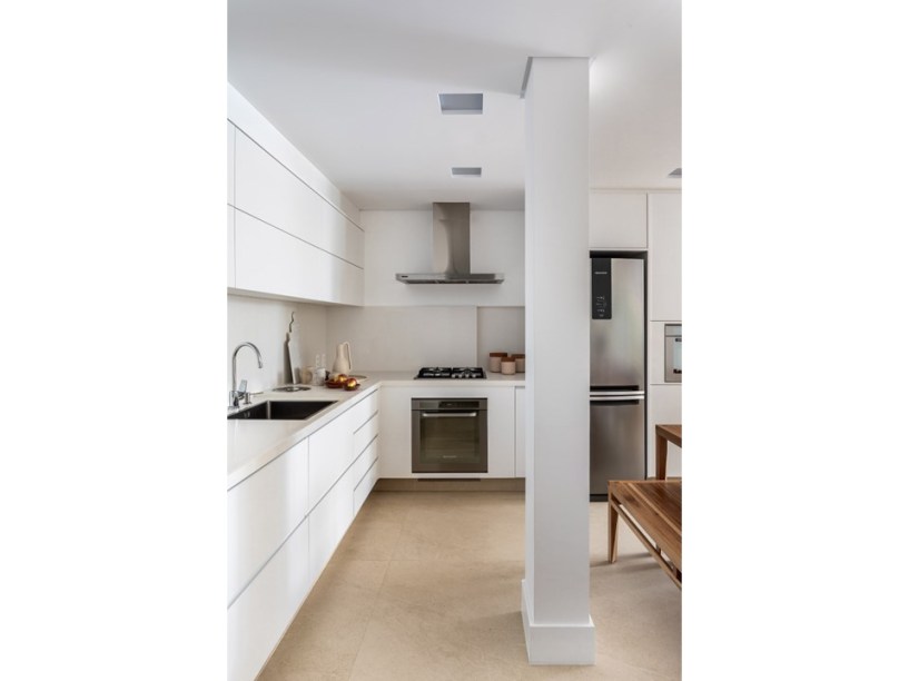 Essencial e minimalista: apê de 80m² ganha cozinha americana e home office