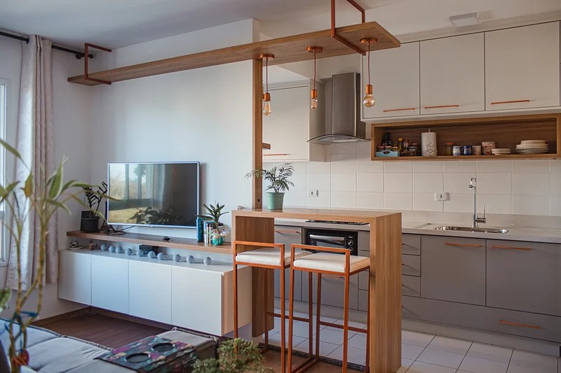 Cozinha integrada; cozinha americana; cozinha integrada com sala; bancada de madeira; banquetas