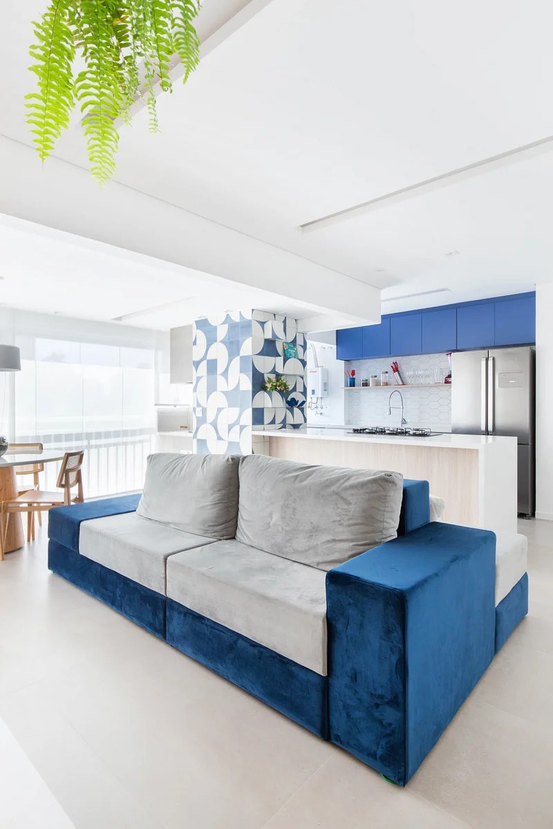 Cozinha integrada; cozinha americana; cozinha integrada com sala; sofá azul e cinza; armário azul
