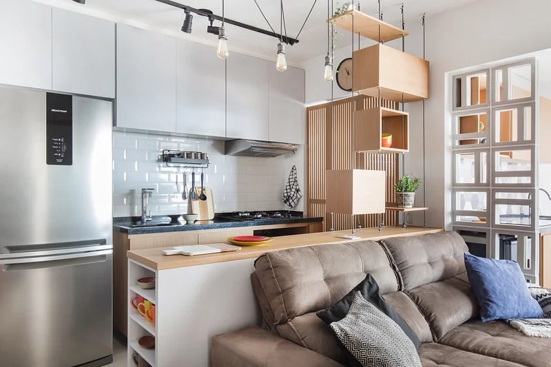 Cozinha integrada; cozinha pequena; cozinha americana; cozinha integrada com sala; backsplash tijolinho branco; luminária; sofá marrom