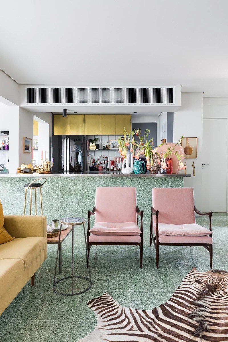 Cozinha integrada; cozinha americana; cozinha integrada com sala; piso de granilite verde; poltrona rosa