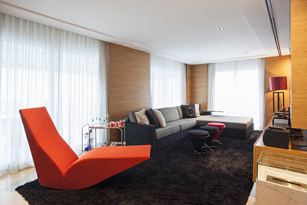 laranja-no-decor-confira-projetos-korman-arquitetos -foto-gui-morelli Laranja na decoração; sala de estar; poltrona laranja