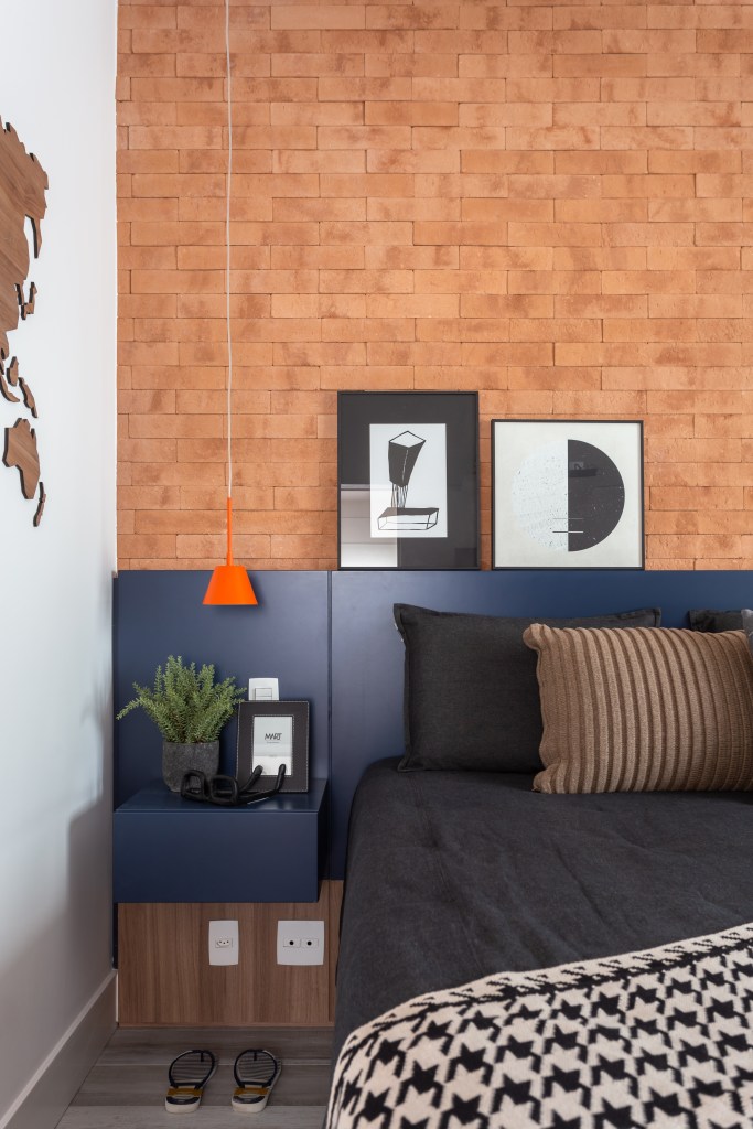 Laranja na decoração; quarto; cama; cabeceira; luminária laranja; parede de tijolinho