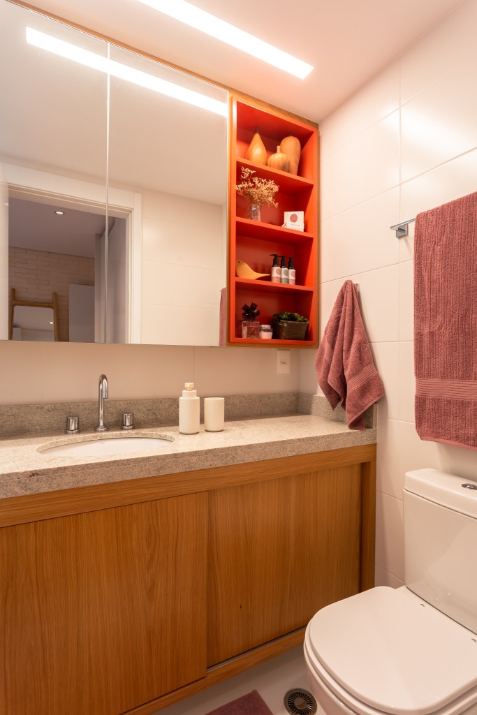 Laranja na decoração; banheiro; armário laranja