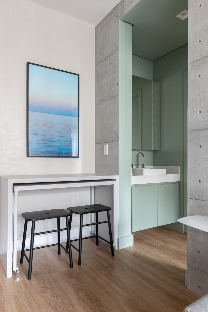 lavanderia-e-cozinha-bloco-azul-ape-41m-estudio-auna-studio-monfre-arquitetura-fotos-monica-assan-12-bancada-aparador Sala de jantar pequena; aparador branco; quadro; lavabo; lavabo verde
