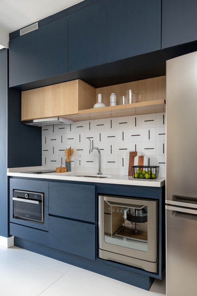 Cozinha; azulejo; backsplash; cozinha azul; bancada branca; armário de cozinha azul; cozinha integrada; cozinha pequena