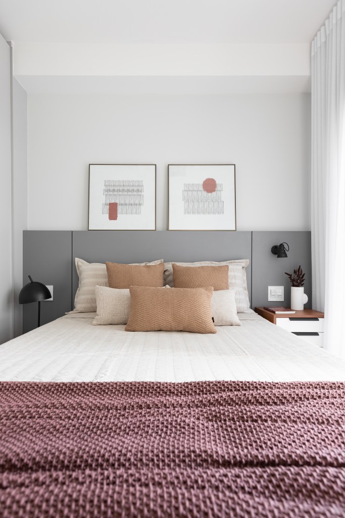 Quarto; cama de casal; cabeceira cinza; quadro em cima da cama; mesa lateral; luminária