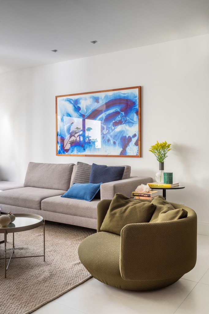 Sala de estar; sofá cinza; poltrona verde; quadro azul