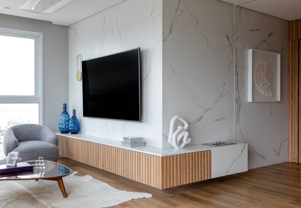 Piso vinílico; sala de tv; rack de madeira