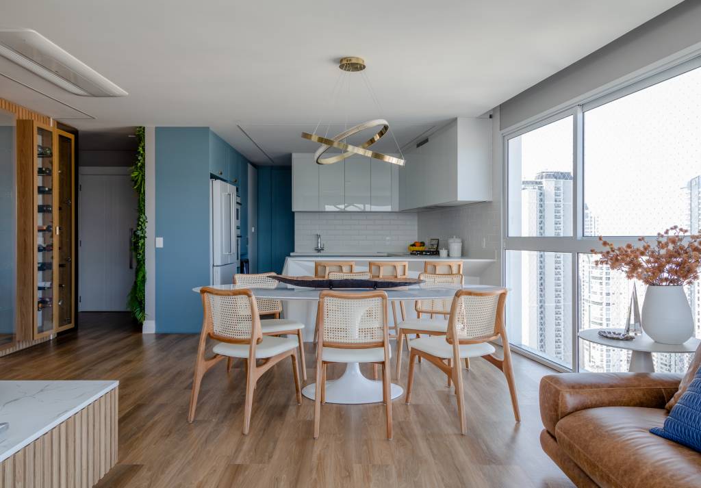 Piso vinílico; sala de jantar; mesa redonda; cadeira de madeira