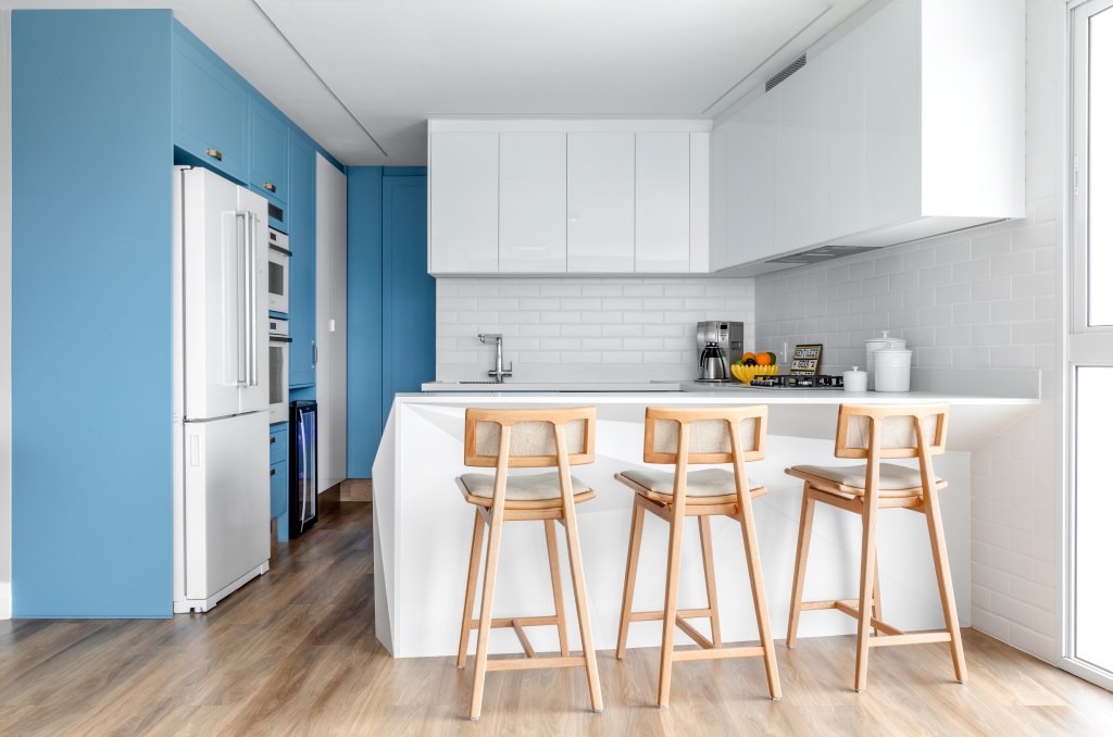 Piso vinílico; cozinha; cozinha americana; marcenaria azul; armário azul; cozinha integrada