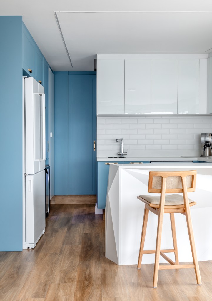 Piso vinílico; cozinha; cozinha americana; marcenaria azul; armário azul;