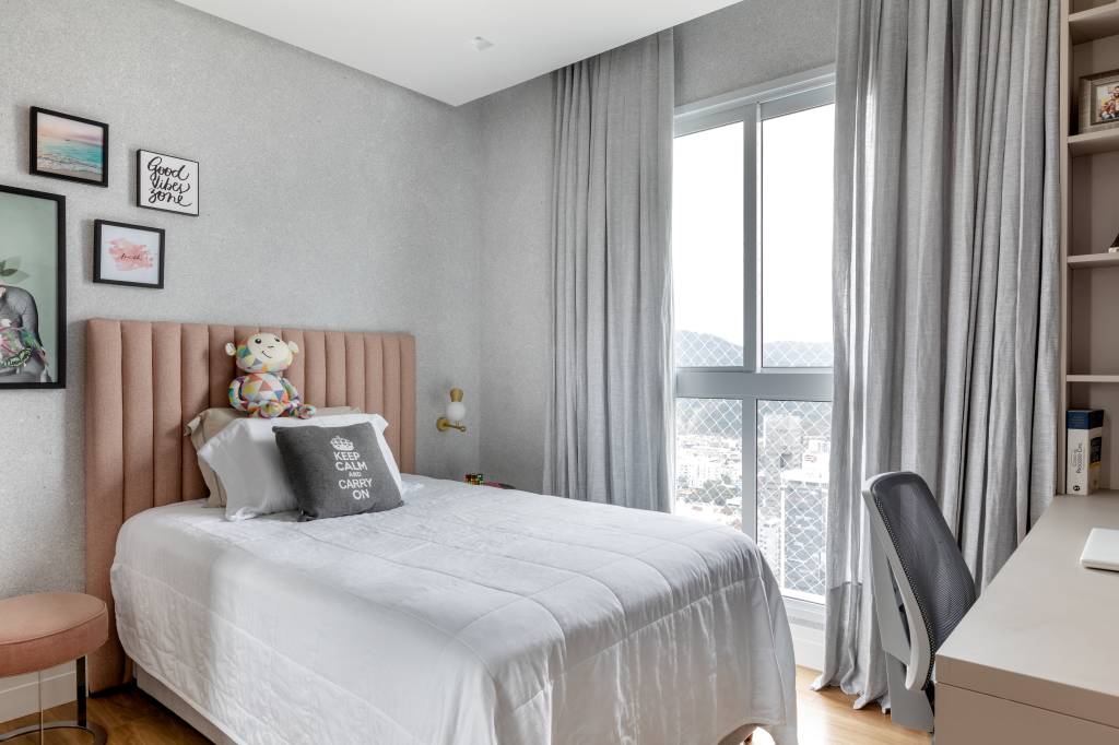 Piso vinílico; quarto; quarto infantil; cabeceira acolchoada; quadros