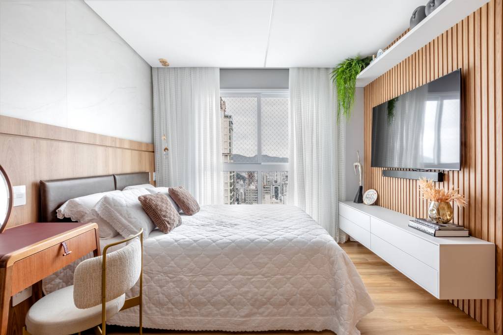 Piso vinílico; quarto; cama de casal; penteadeira; quarto com tv