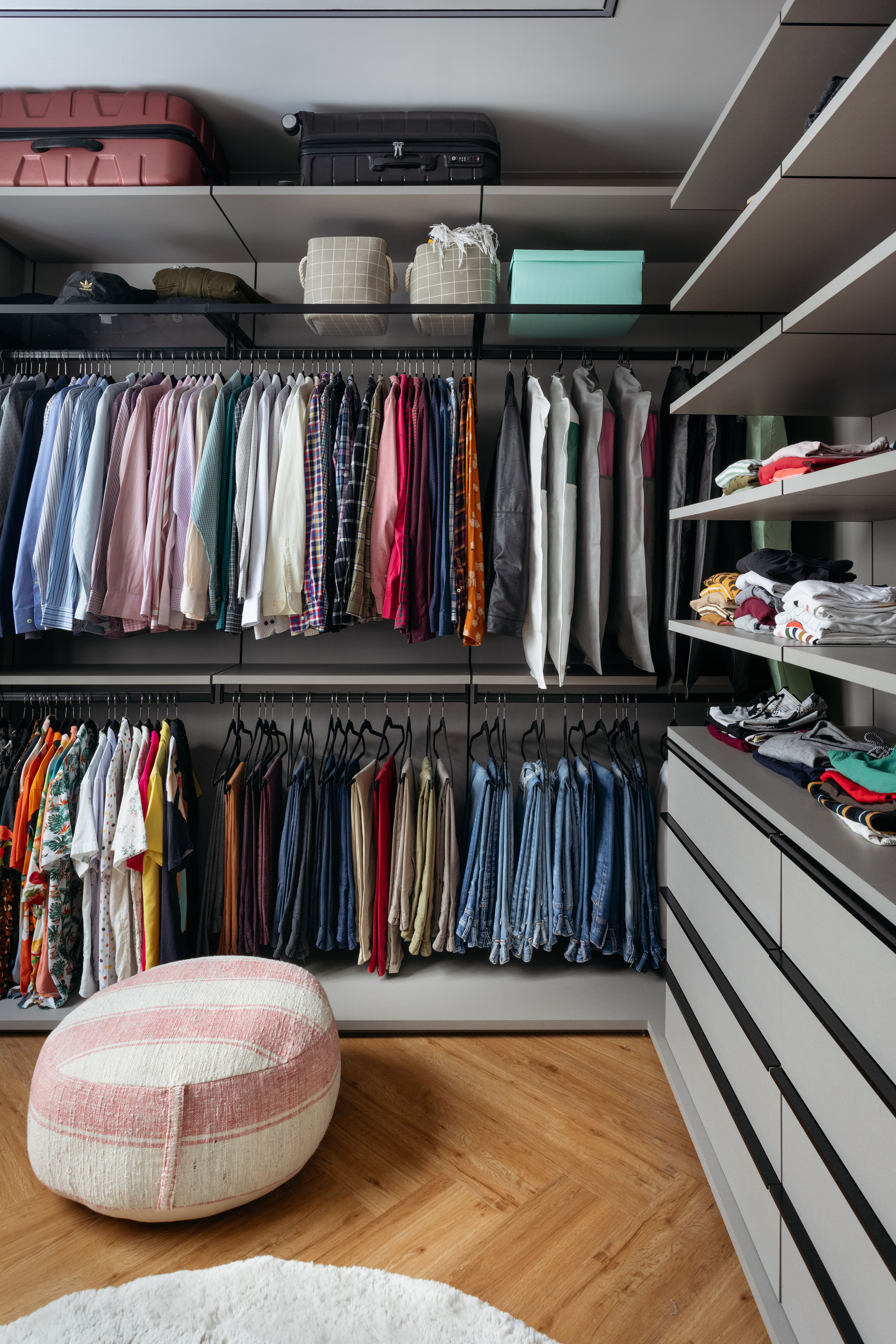 Closet; armário; roupa; pufe
