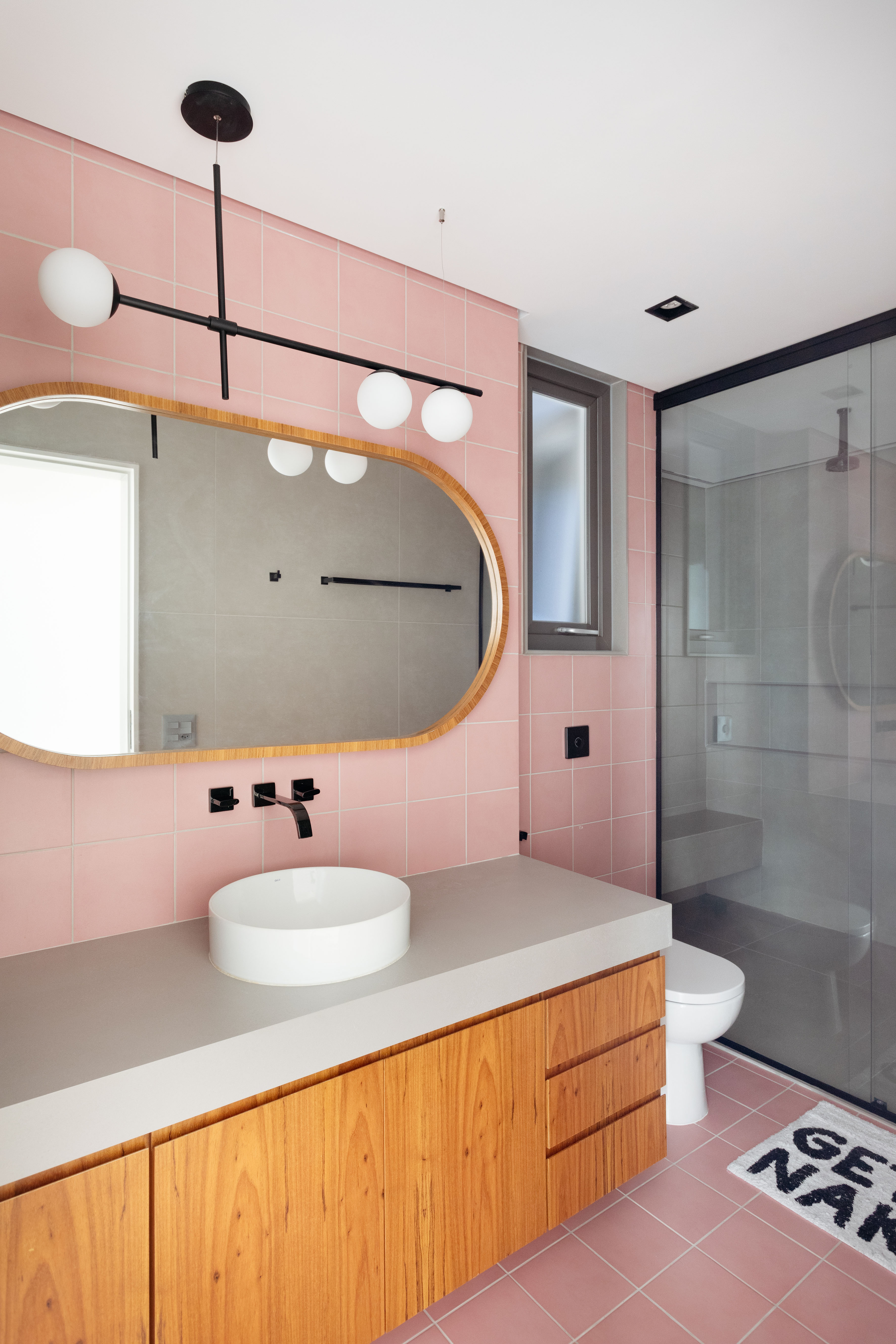 Banheiro; azulejo rosa; espelho; luminária; cuba solta