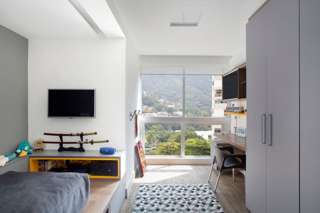 Quarto infantil; quarto adolescente; tapete; tv; cama baixa