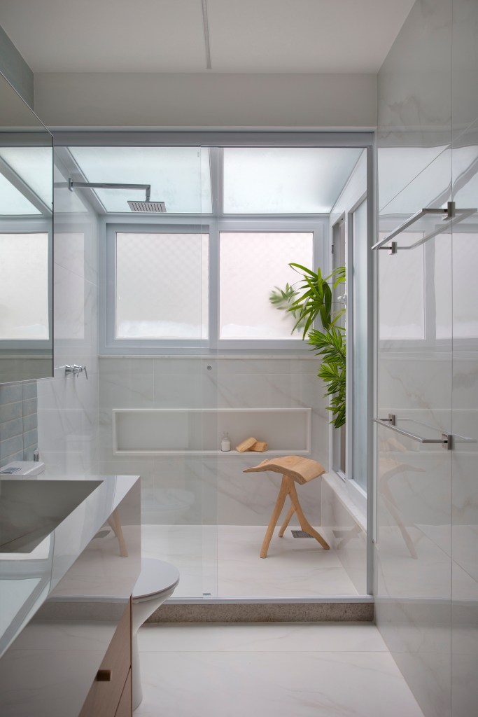 Banheiro; banheiro branco; box de vidro