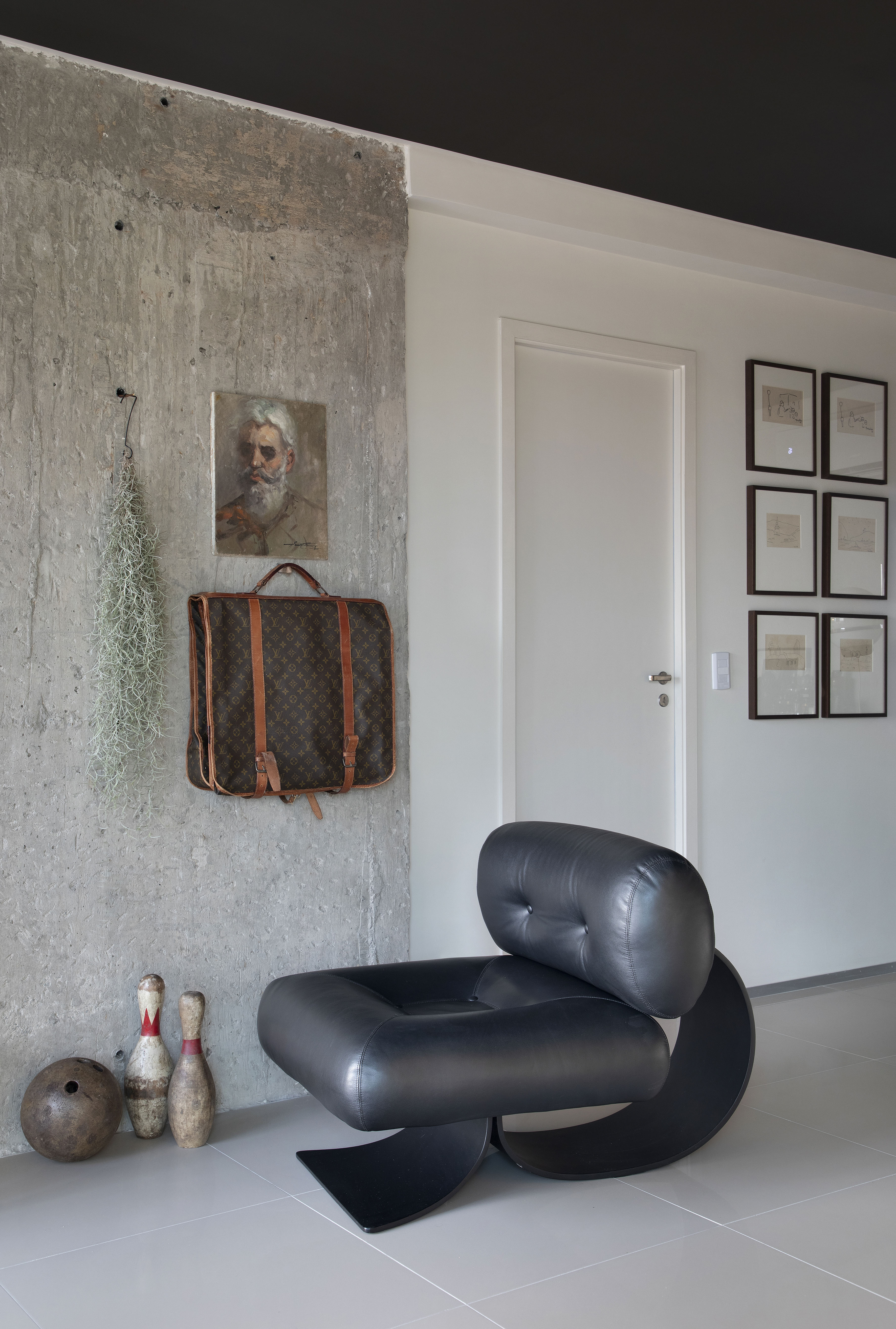 Sala de estar com 25m² é repleta de obras de arte e tons de cinza