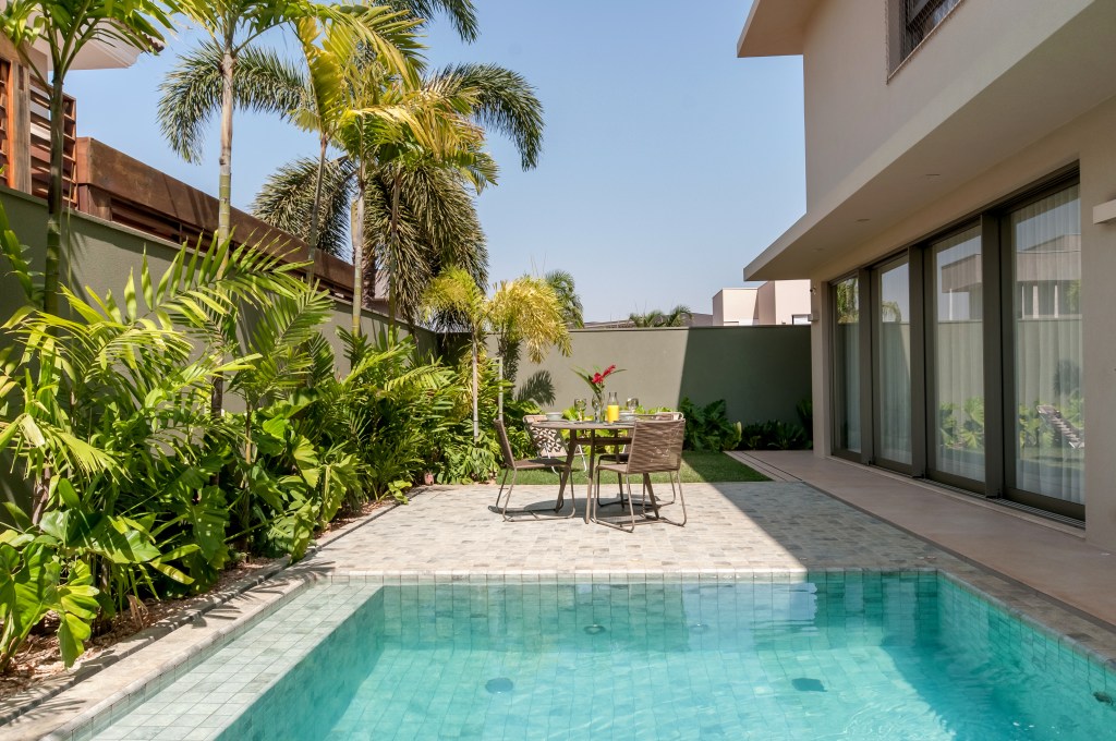 Área externa; jardim; palmeiras; piscina