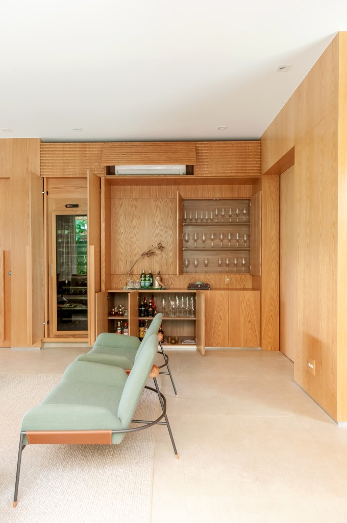 Sala de estar; madeira; poltrona verde