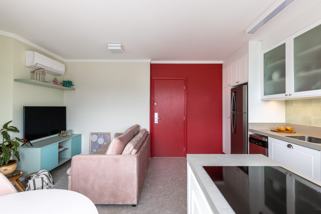 Apartamento 38 m² extreme makeover parede vermelha 4T Arquitetura sala de TV marcenaria azul ar condicionado quadro cozinha integrada sofa