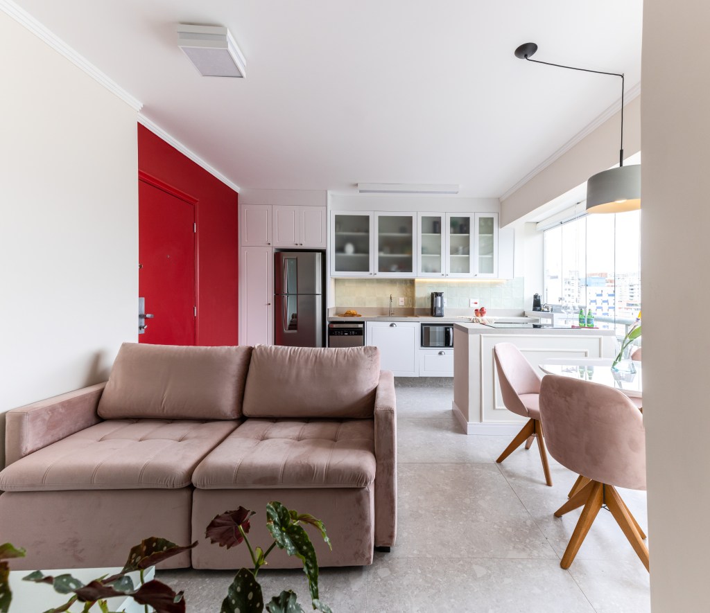 Apartamento 38 m² extreme makeover parede vermelha 4T Arquitetura banheiro sala estar tv sofa cozinha varanda lavanderia ilha mesa cadeira