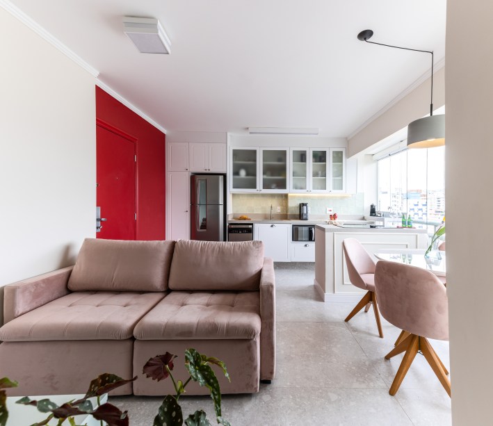 Apartamento de apenas 38 m² ganha “extreme makeover” com parede vermelha