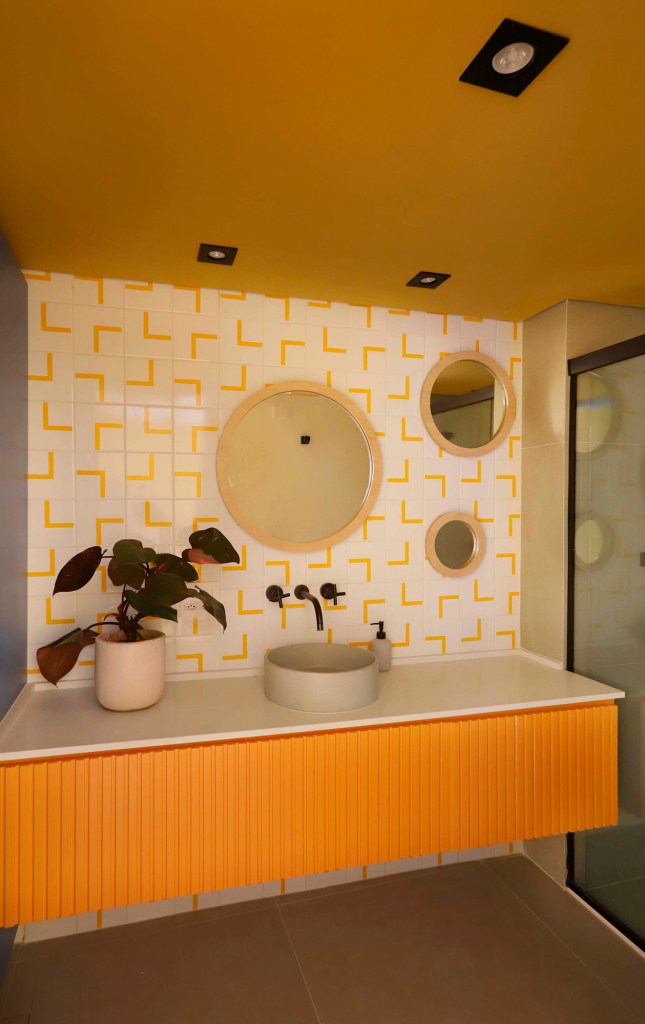 ape 103 m2 espaco receber 30 convidados cores studio 92 decoracao arquitetura banheiro amarelo espelho