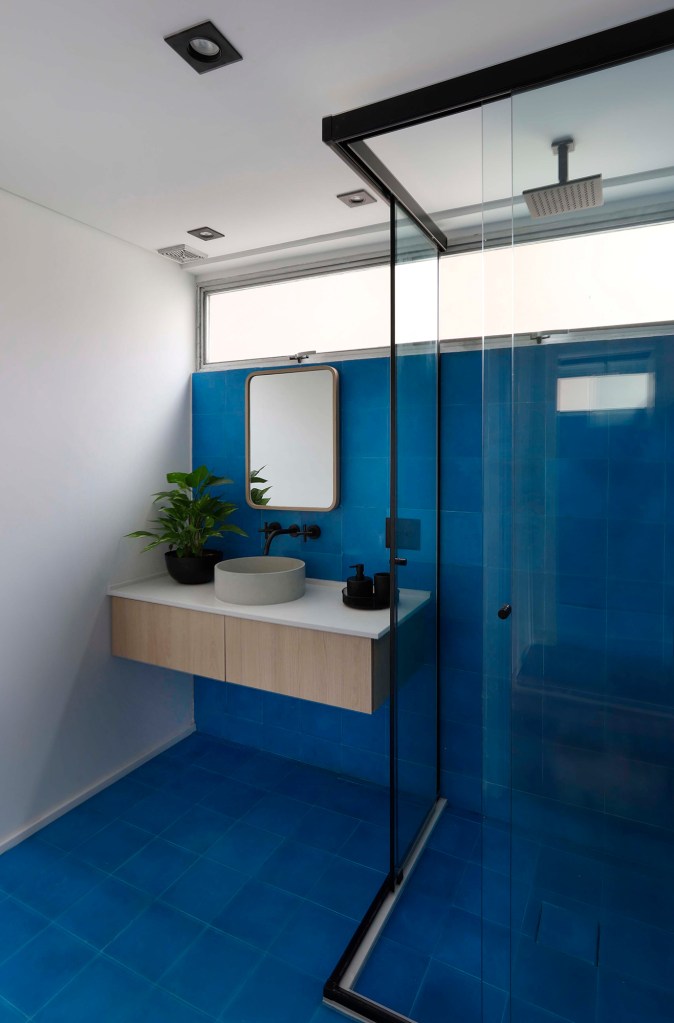 ape 103 m2 espaco receber 30 convidados cores studio 92 decoracao arquitetura banheiro azul box pia espelho