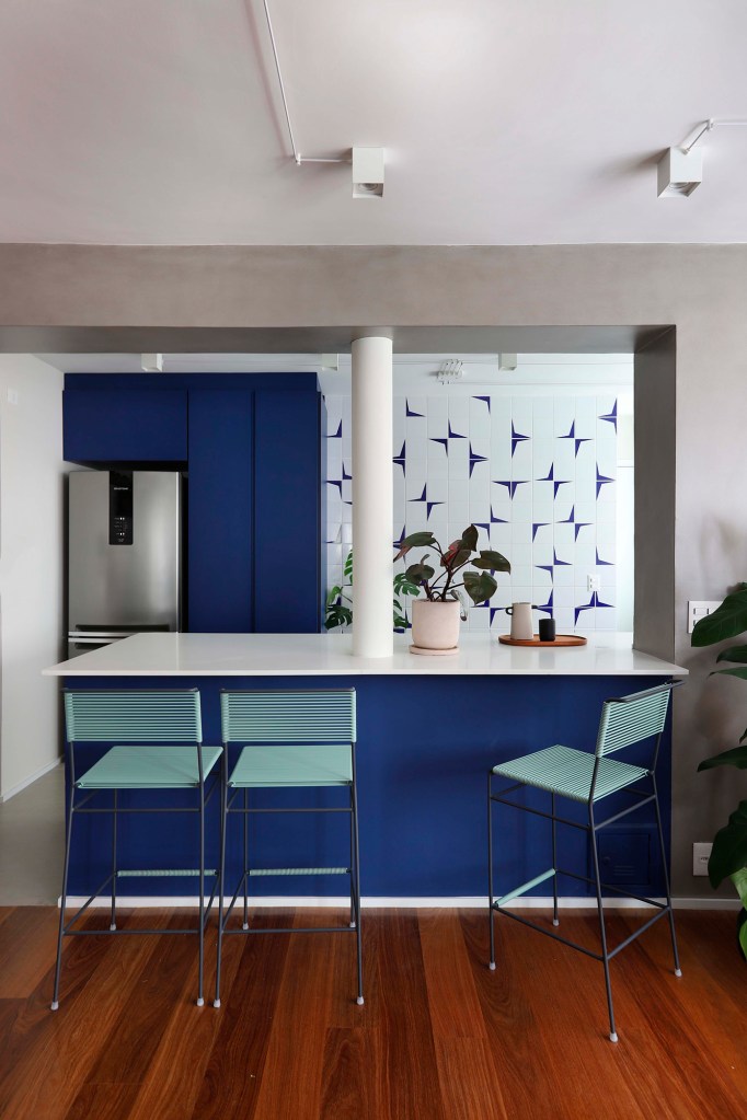 ape 103 m2 espaco receber 30 convidados cores studio 92 decoracao arquitetura cozinha americana azul marcenaria azul bancada