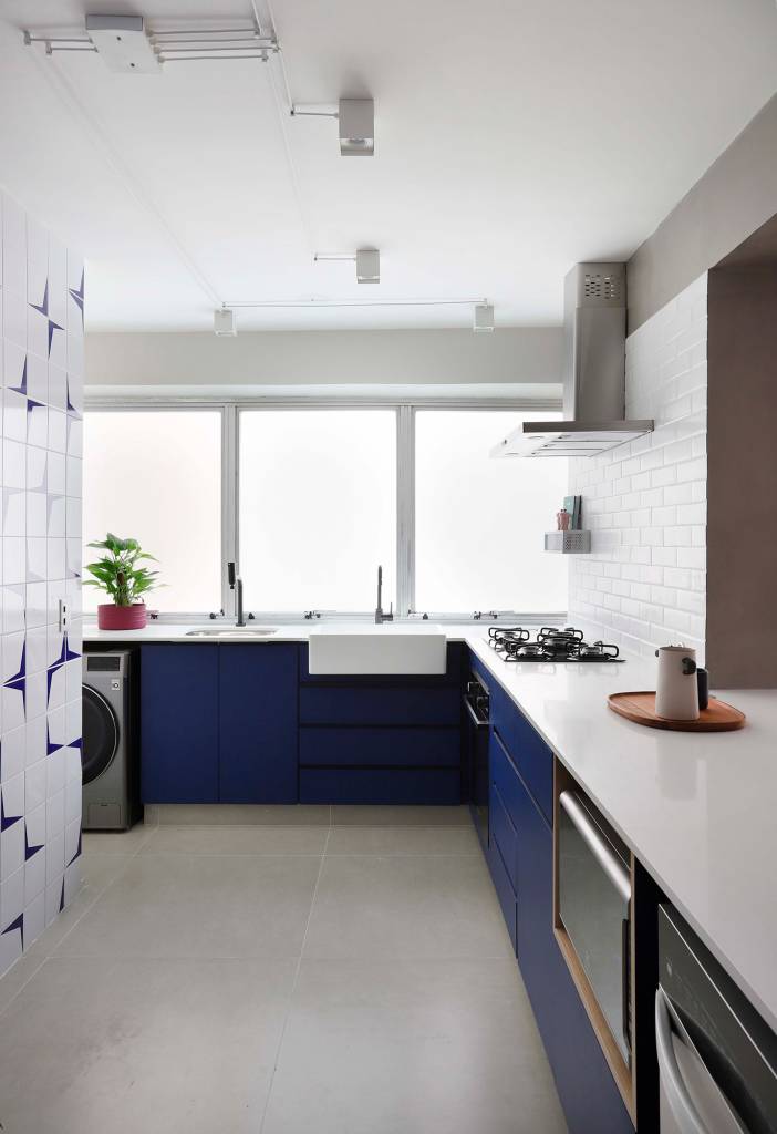 ape 103 m2 espaco receber 30 convidados cores studio 92 decoracao arquitetura cozinha americana azul marcenaria azul