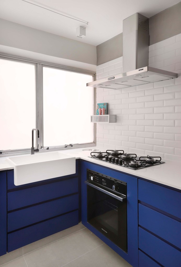 ape 103 m2 espaco receber 30 convidados cores studio 92 decoracao arquitetura cozinha americana azul marcenaria azul